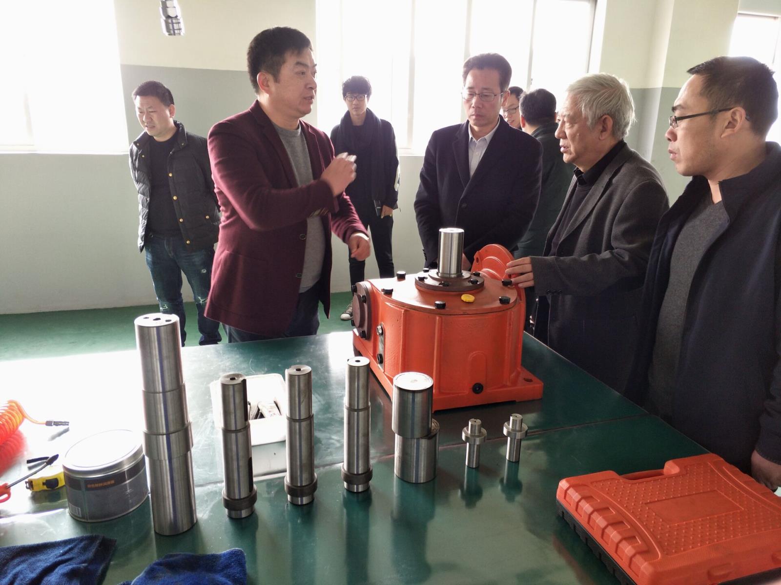 李正良總經理向林建敏副市長介紹蝸桿減速機樣機.jpg 李正良總經理向林建敏副市長介紹蝸桿減速機樣機.jpg